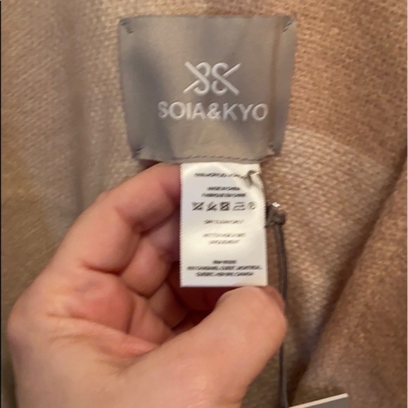 NWT SOIA & KYO Scarfigan or wrap shawl Gorgeous neutral block colors - Picture 9 of 10